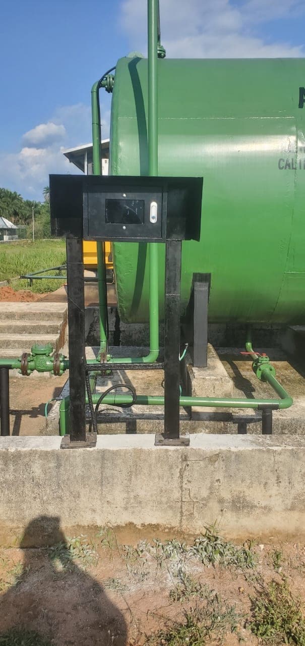 A stationary diesel storage tank with the Primera monitoring controller installed beside it